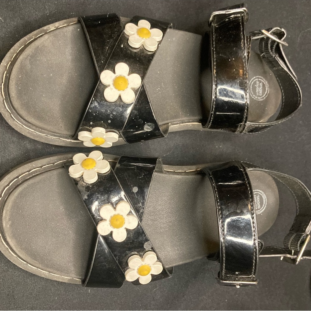 Wonder Nation Black Sandals with Daisy Accents